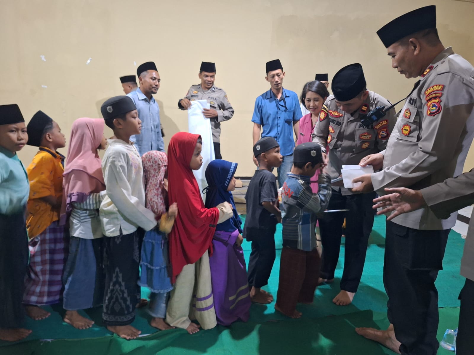 Polsek Gerung Gelar Buka Puasa dan Santunan, Bahagiakan Anak Yatim