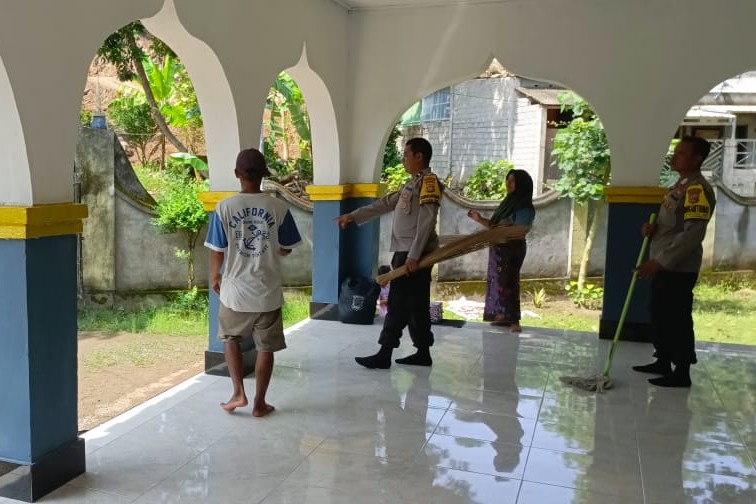 Polsek Lembar Gaungkan Bakti Religi: Sehat dan Ibadah dalam Satu Aksi