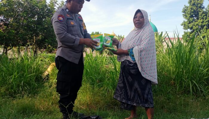 Bhabinkamtibmas Karang Bongkot Dorong Kemandirian Pangan Lewat Bantuan Bibit