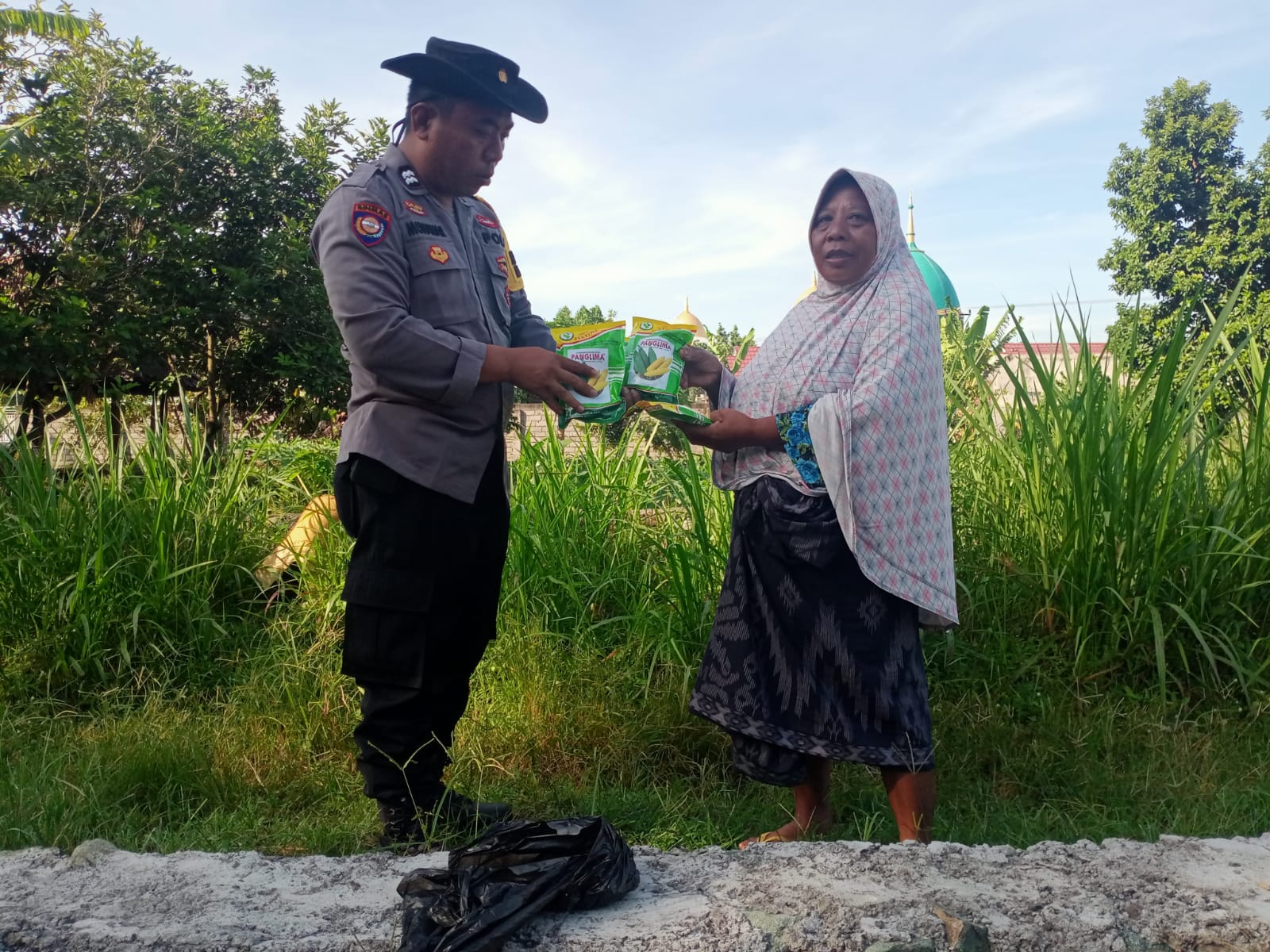 Bhabinkamtibmas Karang Bongkot Dorong Kemandirian Pangan Lewat Bantuan Bibit