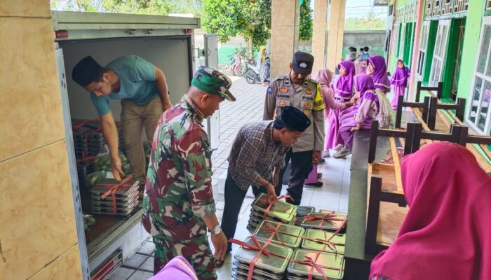 Polsek Lembar Kawal Penyaluran Program Makan Bergizi Gratis di Lombok Barat