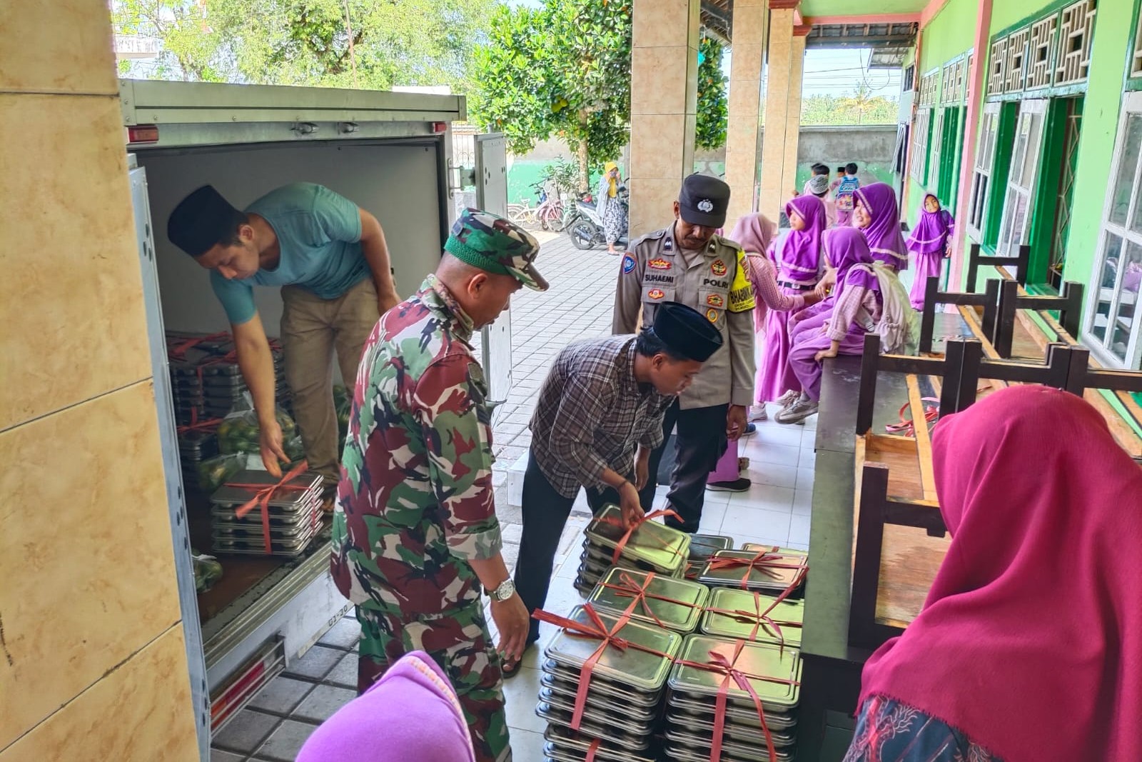 Kapolsek Lembar Kawal Langsung Uji Coba Program Makan Bergizi Gratis
