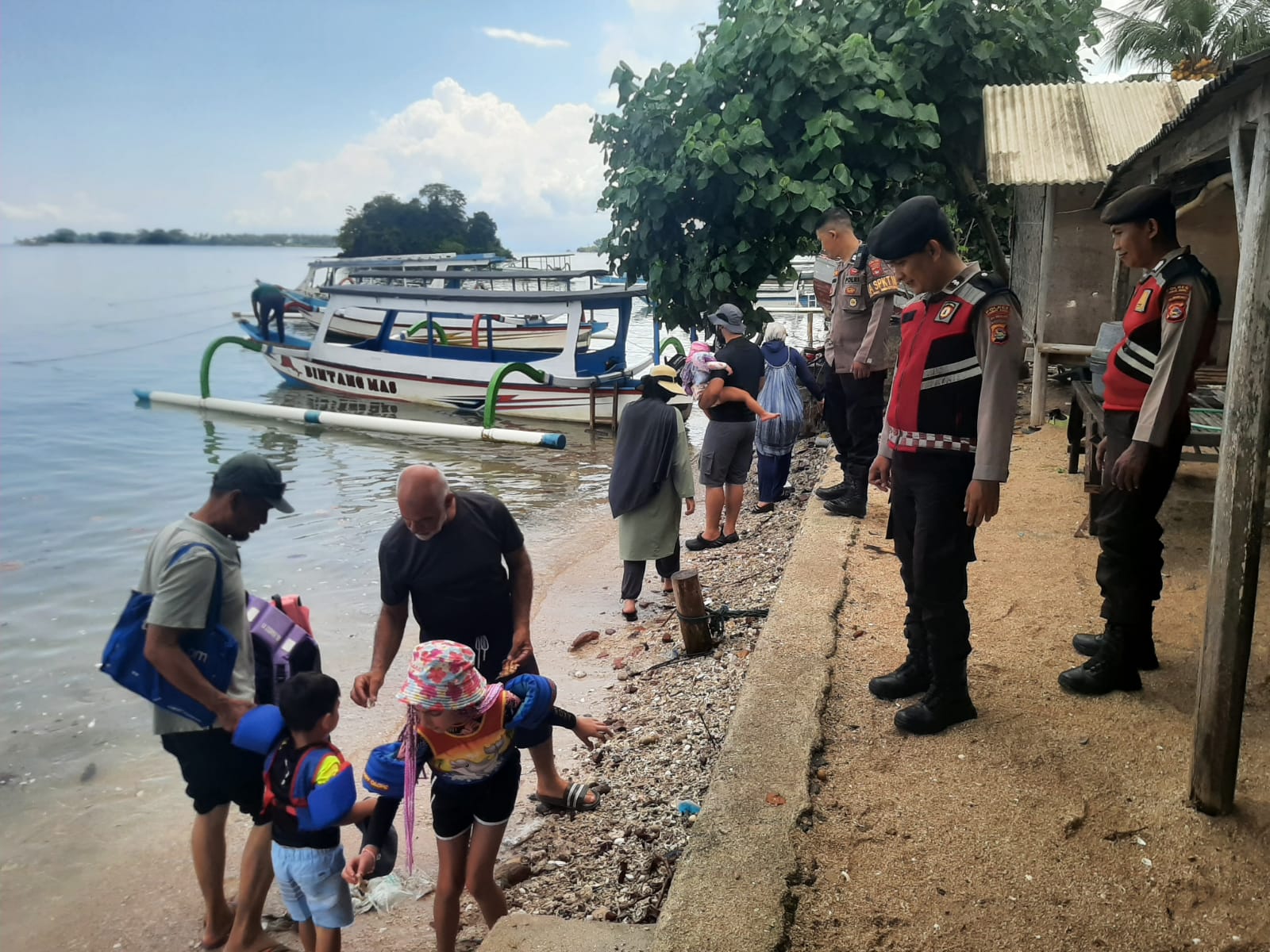 Patroli Dialogis Polsek Sekotong Tingkatkan Keamanan dan Kenyamanan di Destinasi Wisata Pantai Batu Kijuk