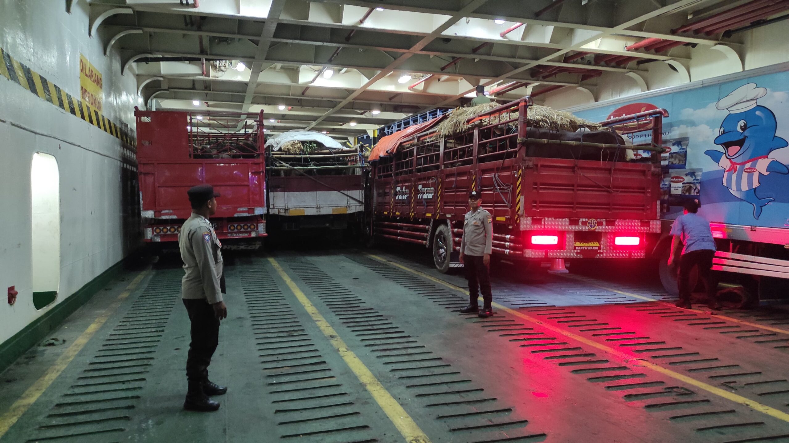 Pengamanan Ketat Pemuatan Truk Ternak di Pelabuhan Lembar