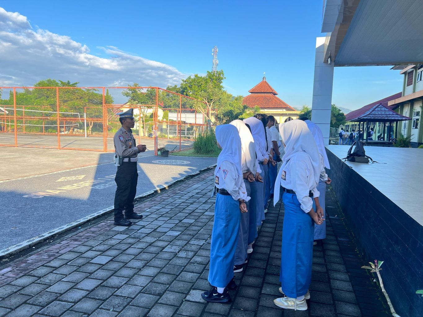 Satlantas Lombok Barat Gelar Patroli Keamanan Sekolah di SMAN 1 Gerung