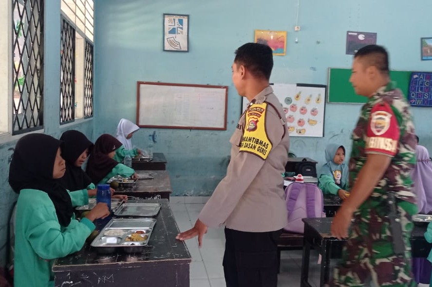 Polsek Gerung Kawal Ketat Program Makan Bergizi Gratis, Pastikan Berjalan Lancar dan Aman