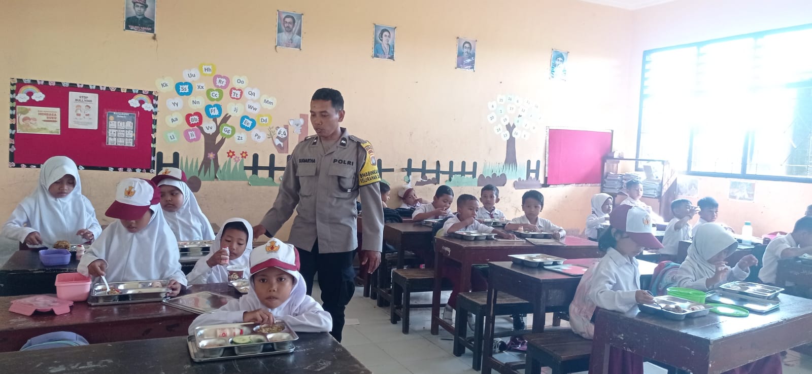 Polsek Gerung Kawal Program Makan Bergizi Gratis di Lombok Barat
