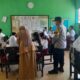 Polsek Gerung Kawal Penyaluran Paket Makan Bergizi Gratis di Dua Sekolah Dasar Dasan Tapen