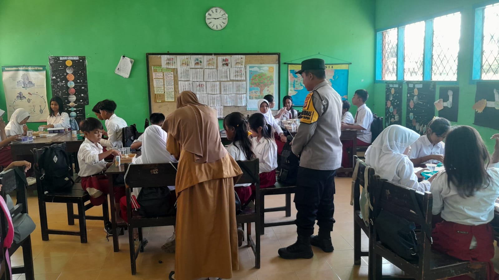 Polsek Gerung Kawal Penyaluran Paket Makan Bergizi Gratis di Dua Sekolah Dasar Dasan Tapen