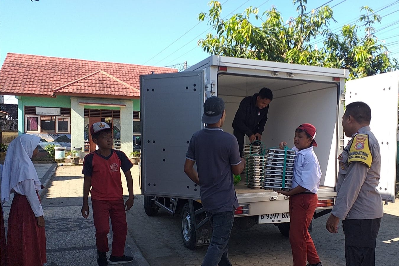 3.305 Siswa Kuripan Terima Manfaat Program Makan Bergizi dari Pemerintah
