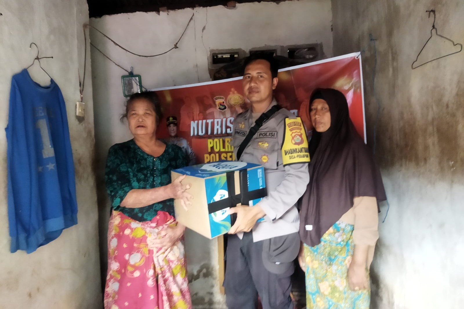Polsek Labuapi Salurkan Nutrisi Bergizi untuk Warga Tuna Netra di Perampuan