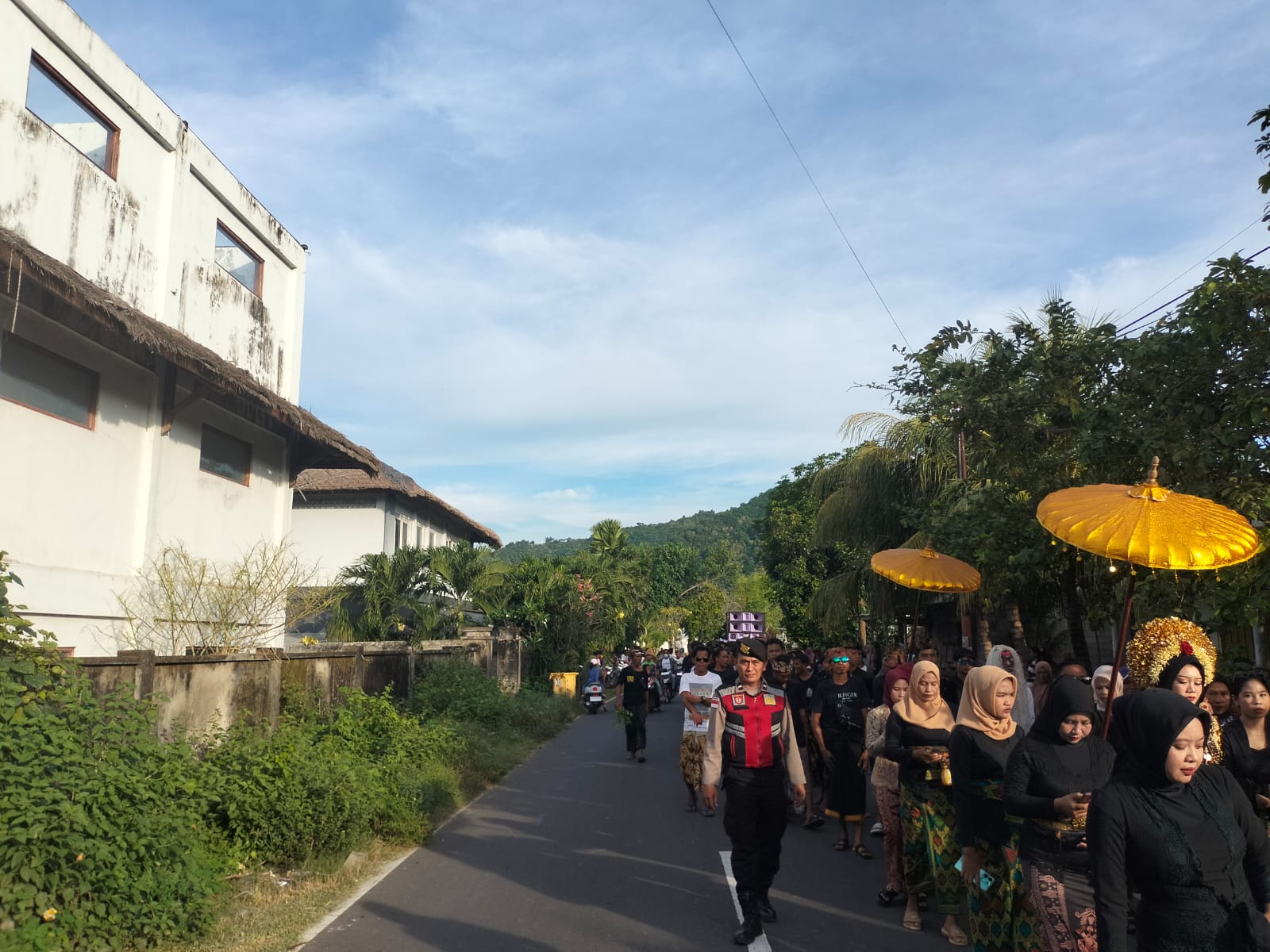 Pengamanan Humanis Warnai Tradisi Nyongkolan di Dusun Mekar Sari, Sekotong