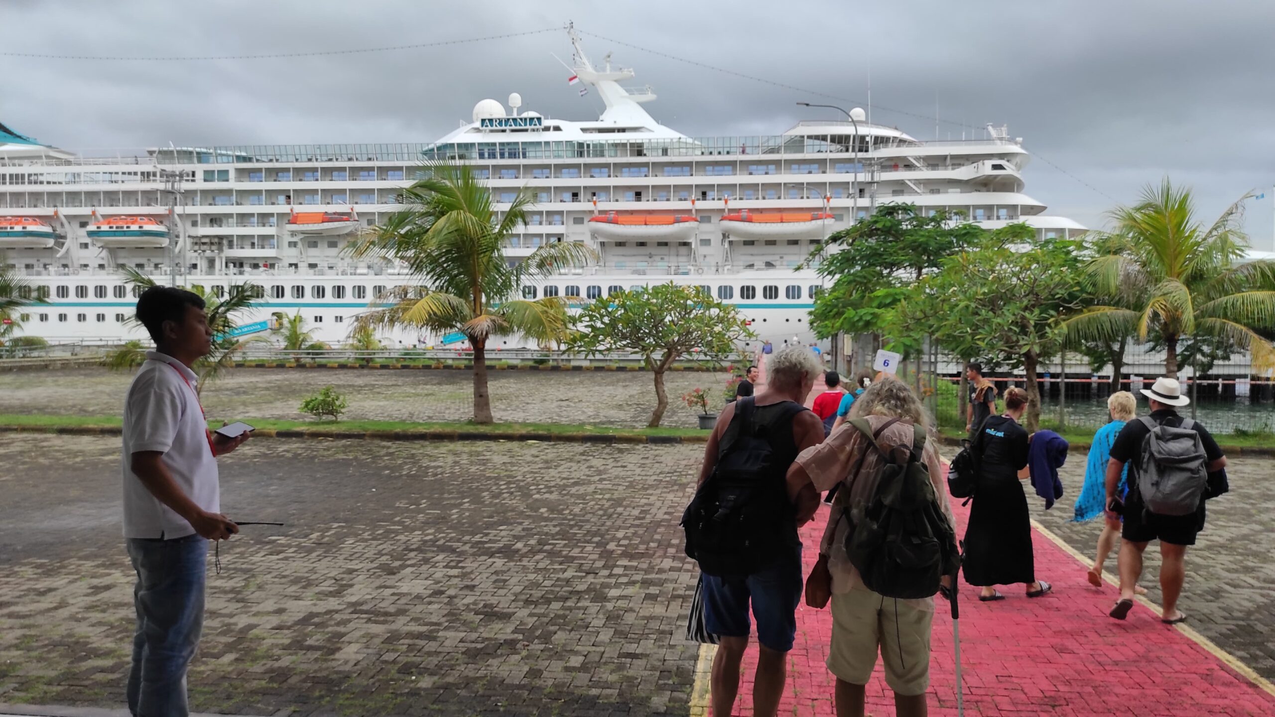 MV Artania Sandar Mulus di Gilimas, Ratusan Wisman Jelajahi Lombok