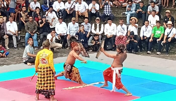 Lombok Barat Rayakan HUT ke-67 dengan Tradisi Peresean