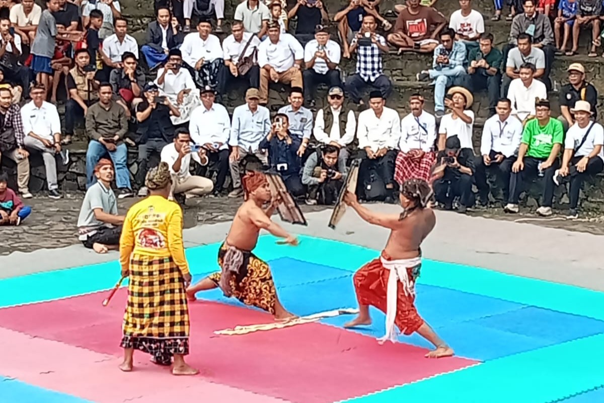 Lombok Barat Rayakan HUT ke-67 dengan Tradisi Peresean