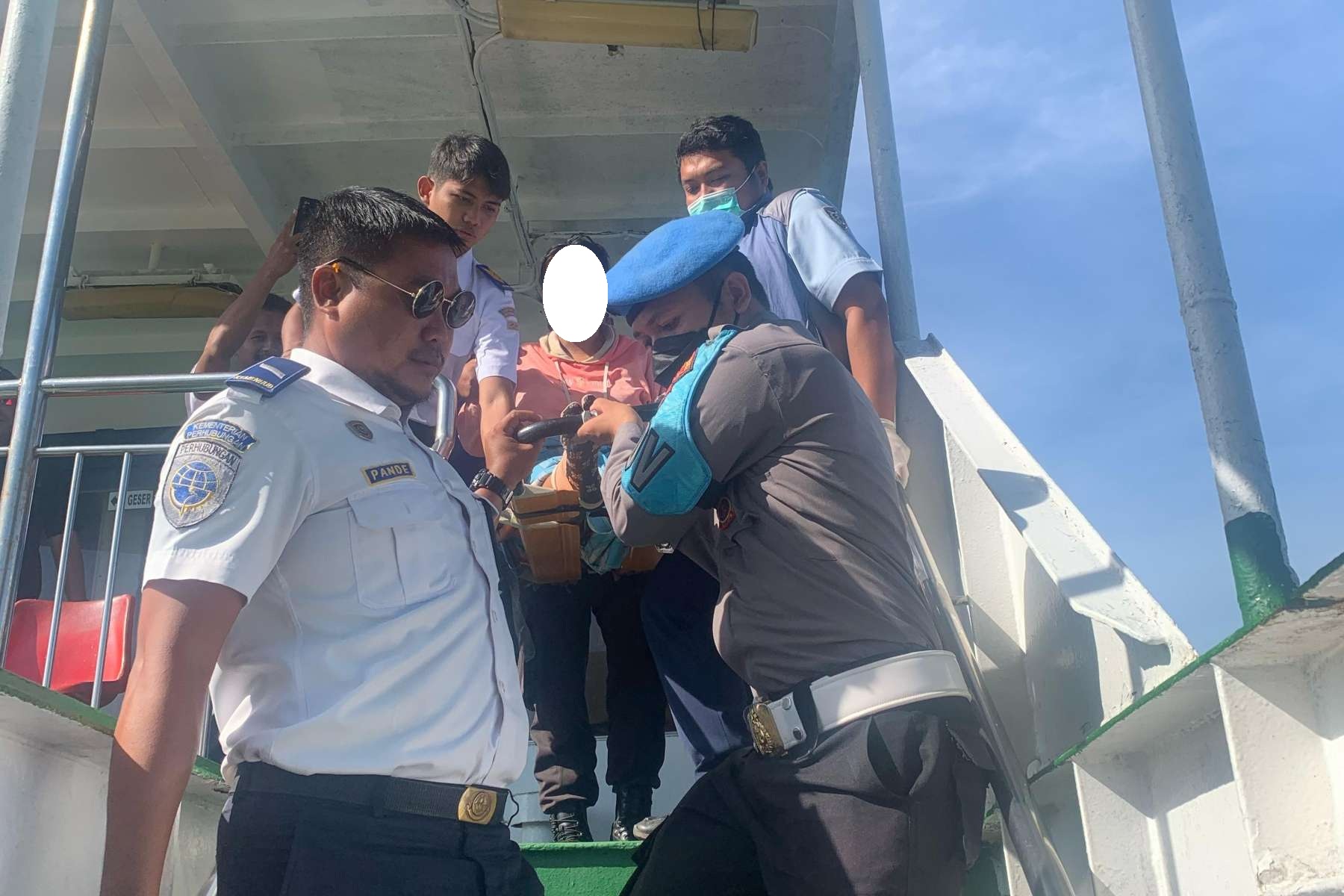 Ibu Melahirkan di Kapal, Polsek Kawasan Pelabuhan Lembar Lakukan Evakuasi Cepat