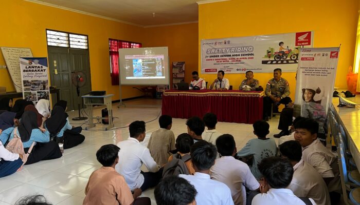 Polres Lobar Tanamkan Kesadaran Safety Riding Sejak Dini di SMP 3 Sekotong