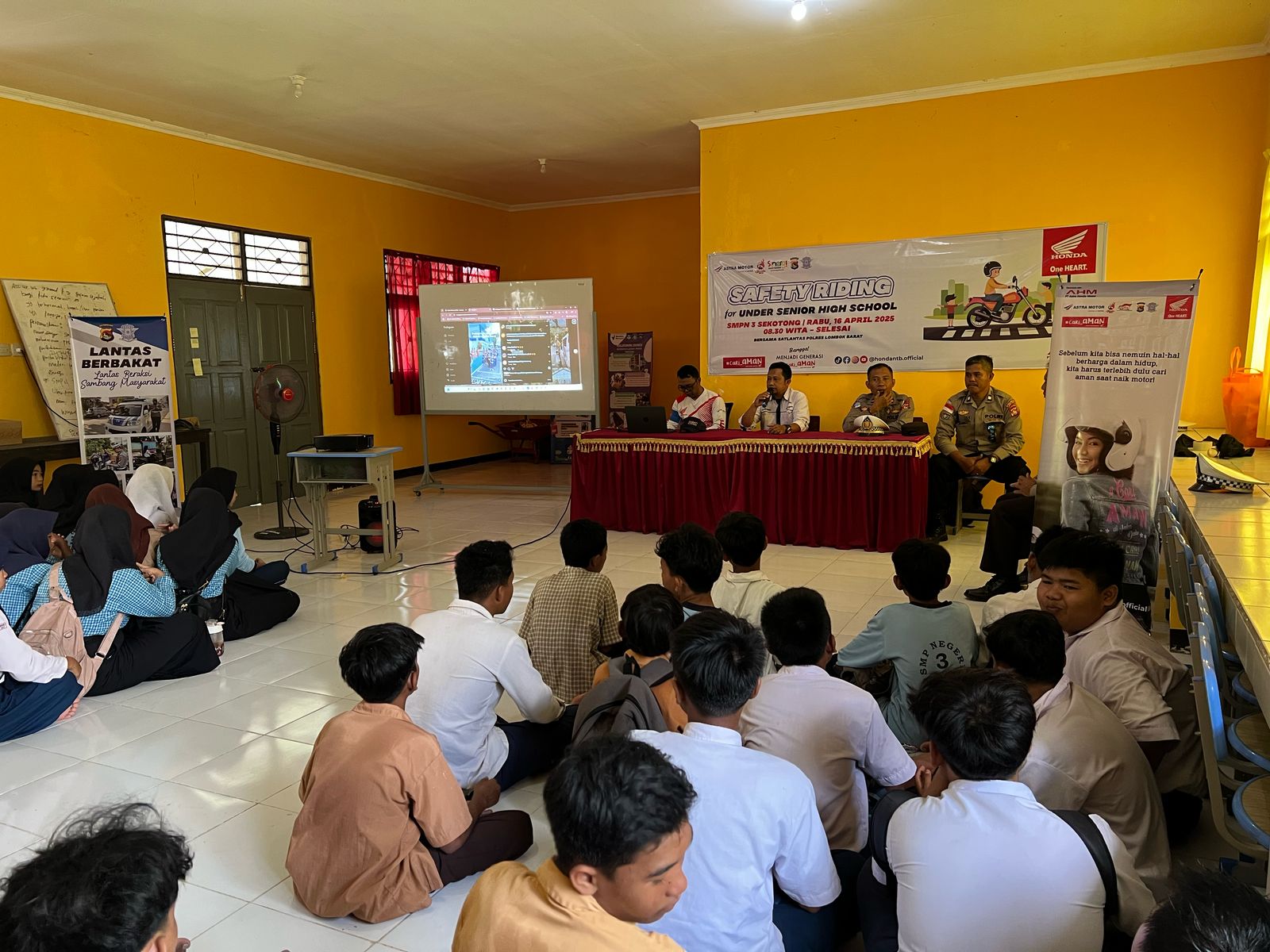 Polres Lobar Tanamkan Kesadaran Safety Riding Sejak Dini di SMP 3 Sekotong