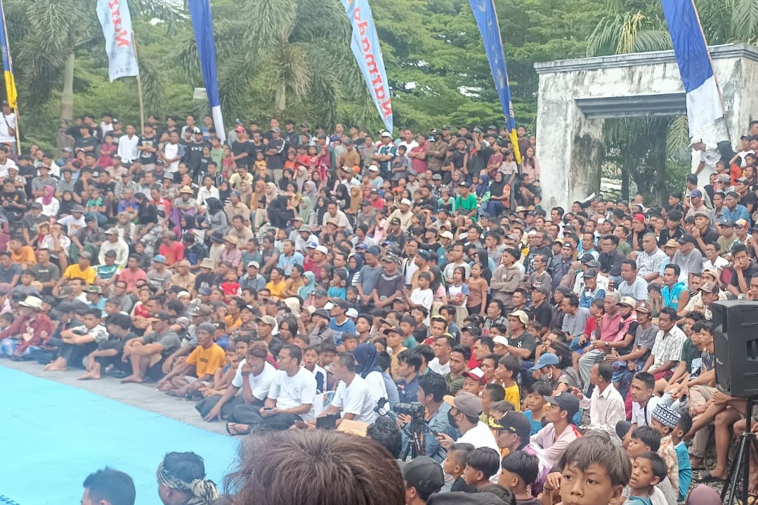 Tradisi Peresean Menarik Ribuan Penonton, Kepolisian Siaga Penuh di Gerung