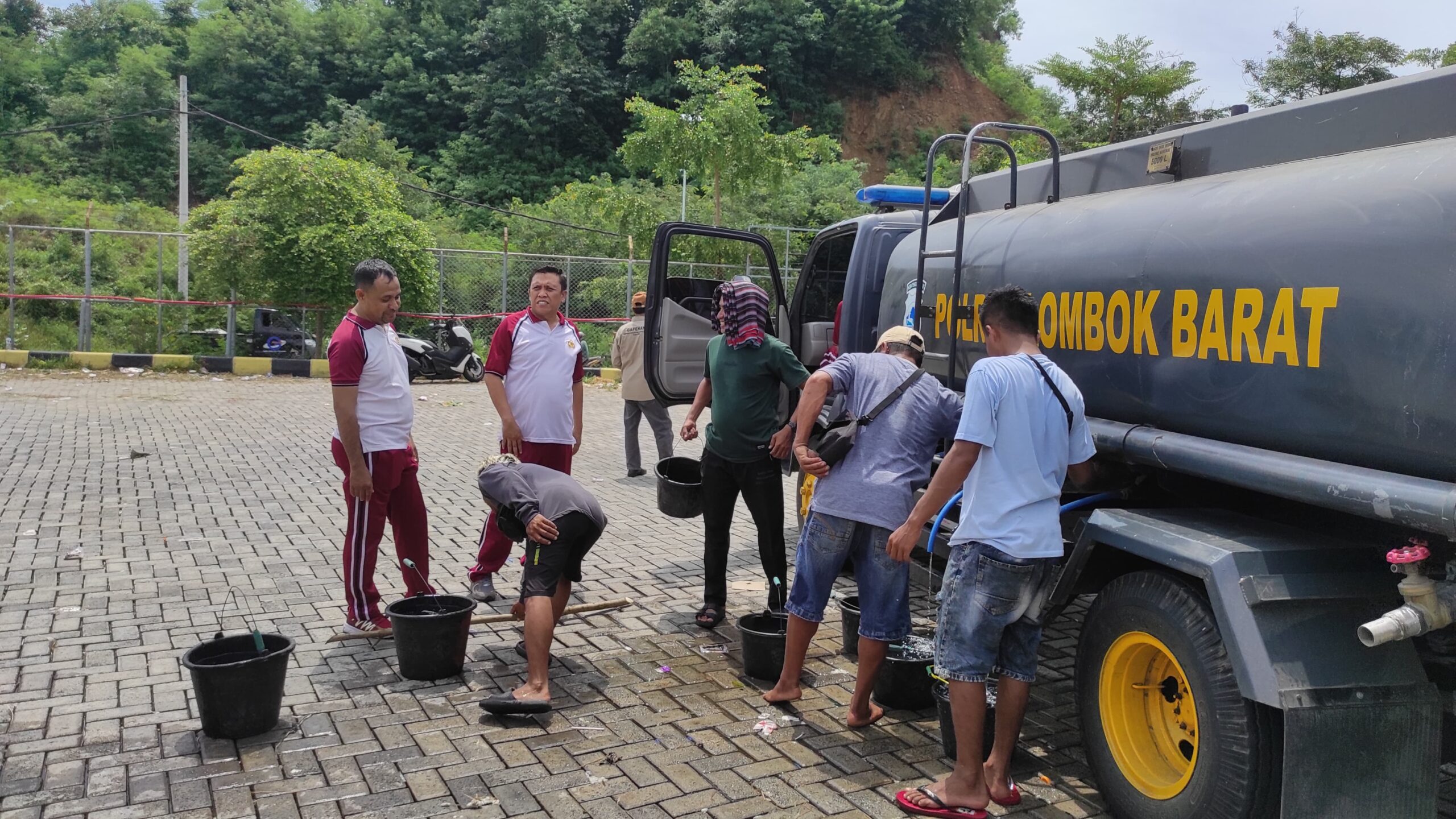 Kepolisian Respon Cepat Krisis Air Minum Ternak di Pelabuhan Gilimas