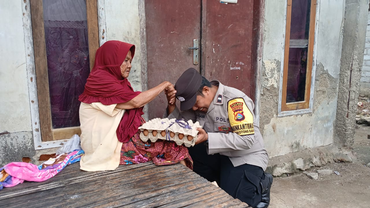 Polsek Sekotong Salurkan Bantuan Nutrisi bagi Lansia di Sekotong Barat