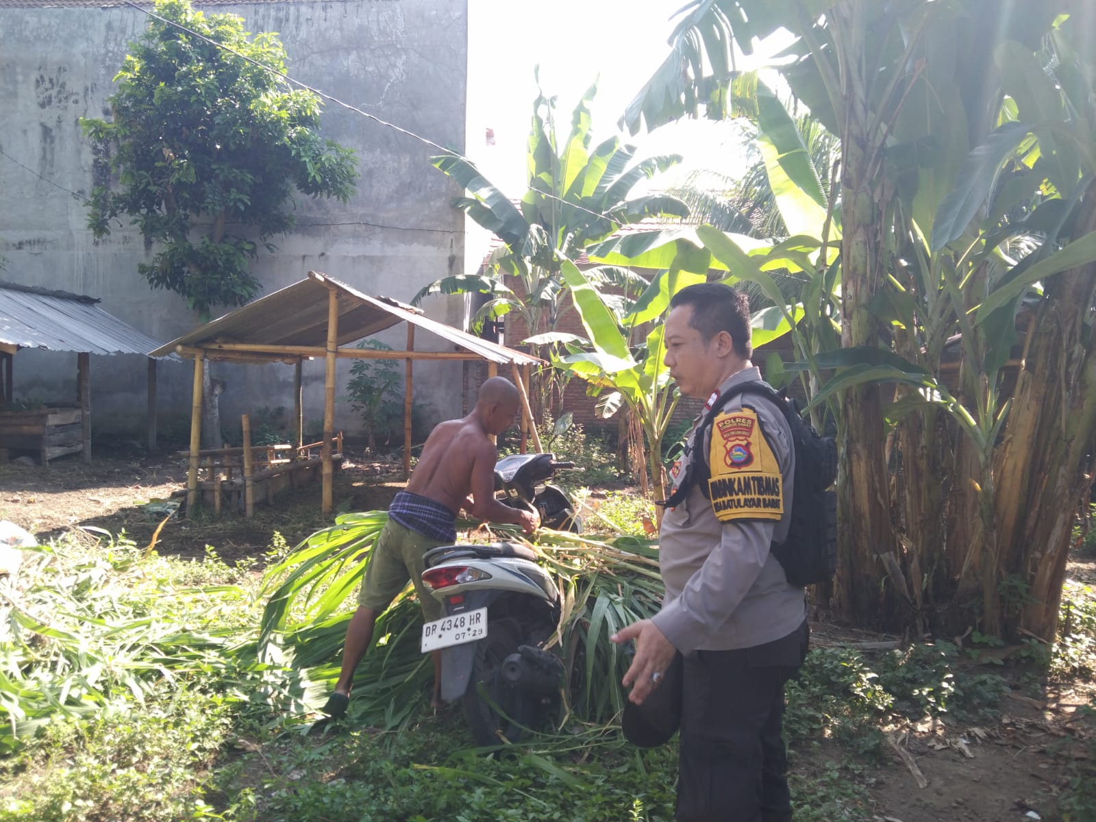 Bhabinkamtibmas Batulayar Barat Dorong Ketahanan Pangan Lewat Pemanfaatan Pekarangan