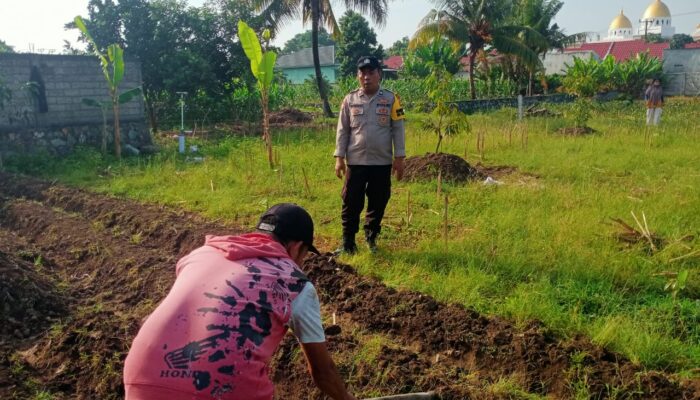 Bhabinkamtibmas Karang Bongkot Aktif Dorong Warga Manfaatkan Lahan untuk Program Pemerintah