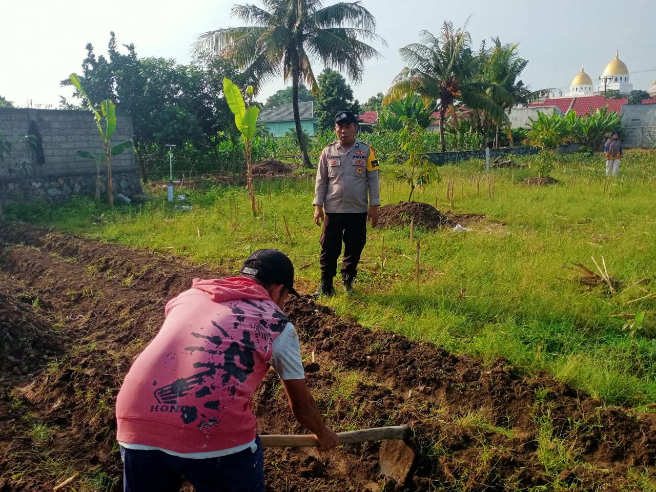 Bhabinkamtibmas Karang Bongkot Aktif Dorong Warga Manfaatkan Lahan untuk Program Pemerintah