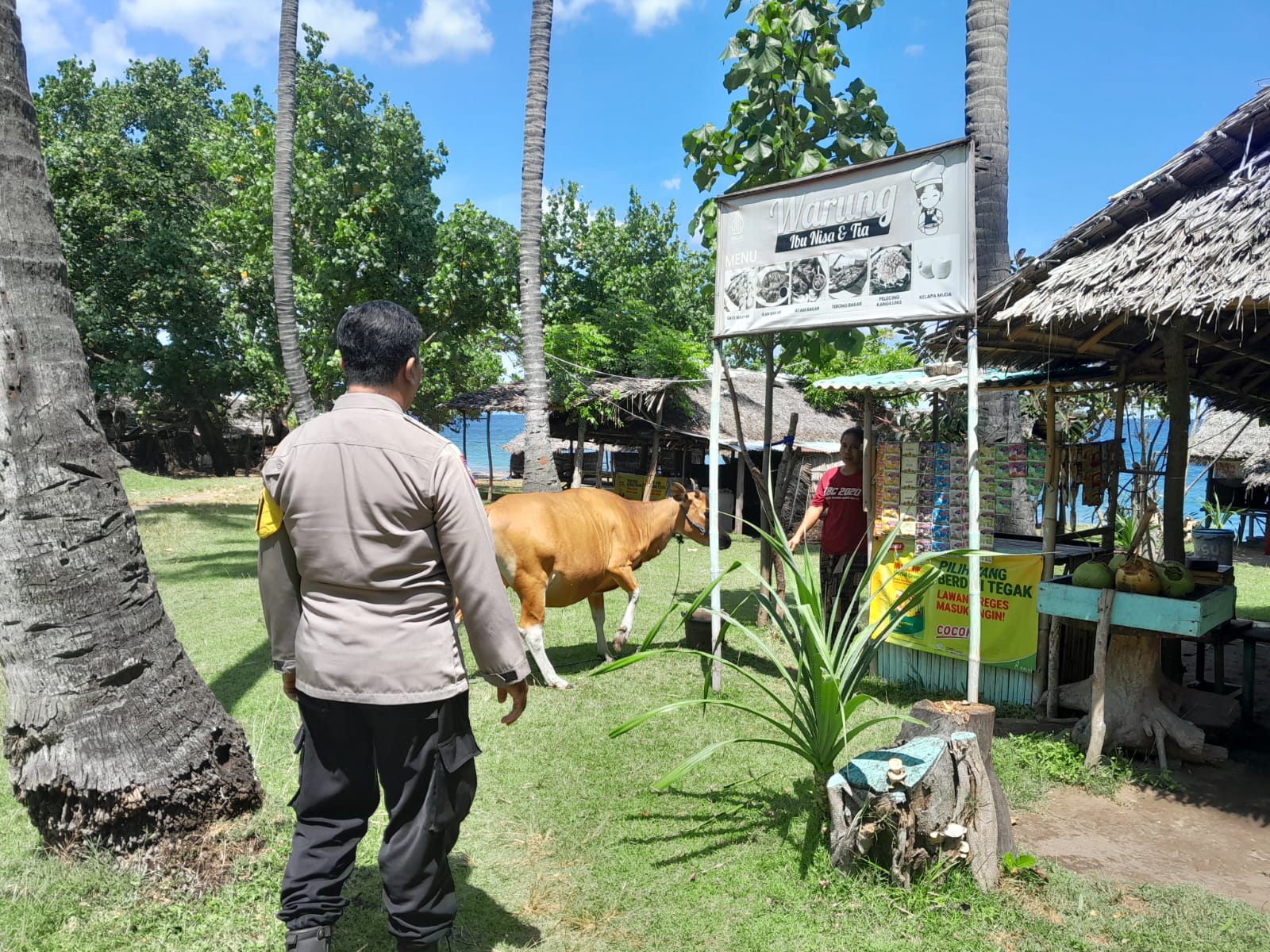 Bhabinkamtibmas Senggigi Dorong Ketahanan Pangan Lewat Sambang Warga