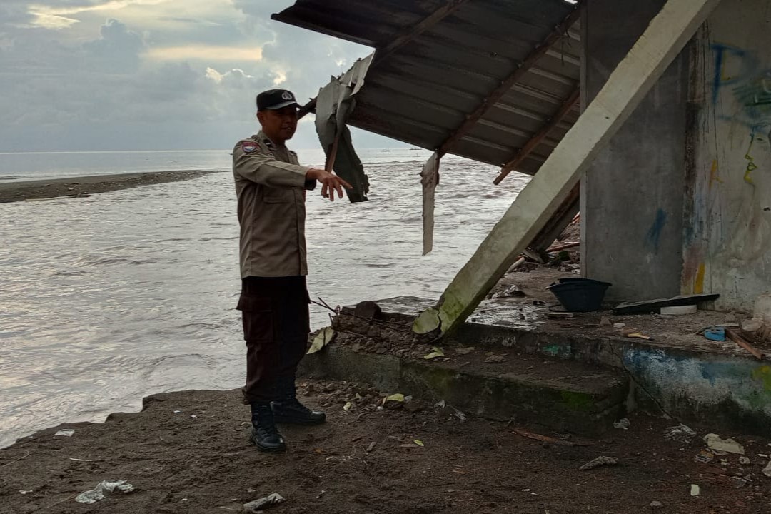 Pantai Buaya Putih Meluap! Ini Respons Cepat Polsek Batulayar