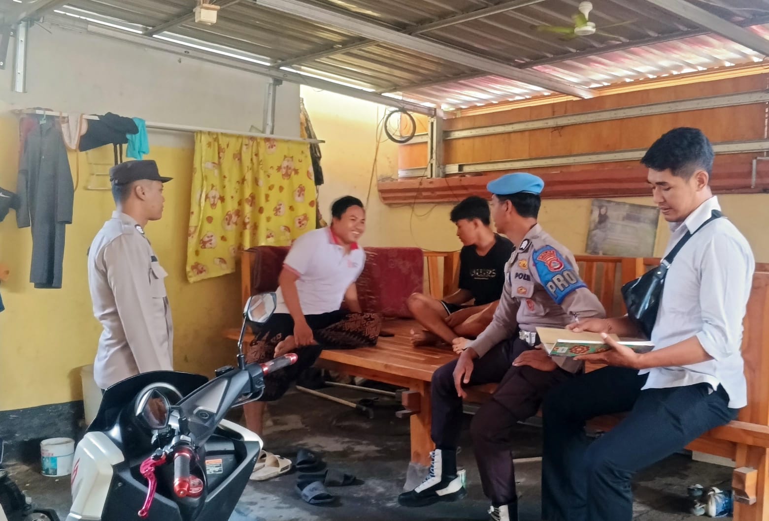 Patroli Dialogis Polsek Kediri Ciptakan Kamtibmas Kondusif di Lombok Barat