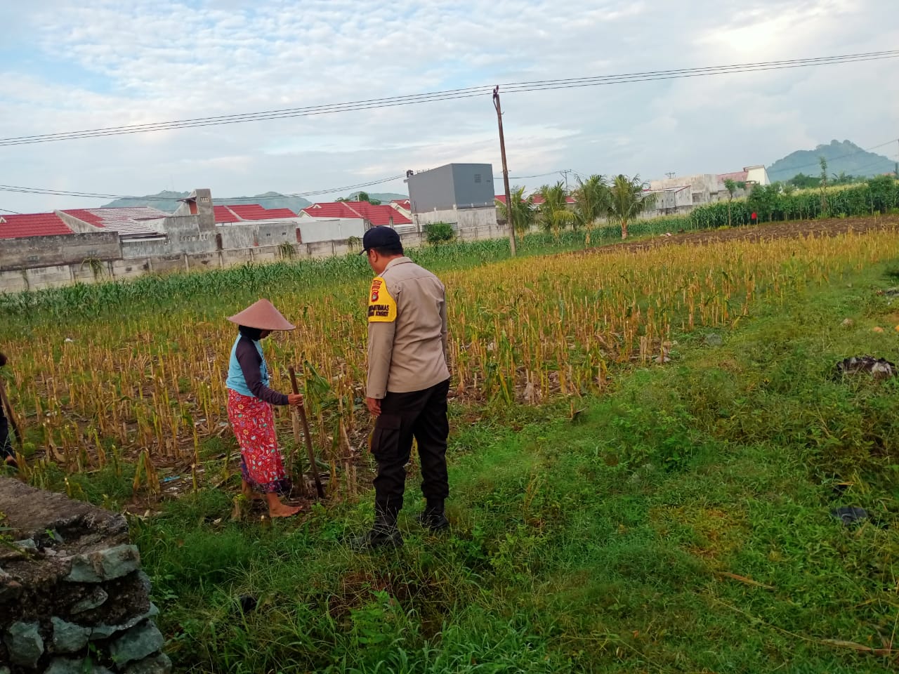 Bhabinkamtibmas Dorong Warga Karang Bongkot Optimalkan Lahan Kosong
