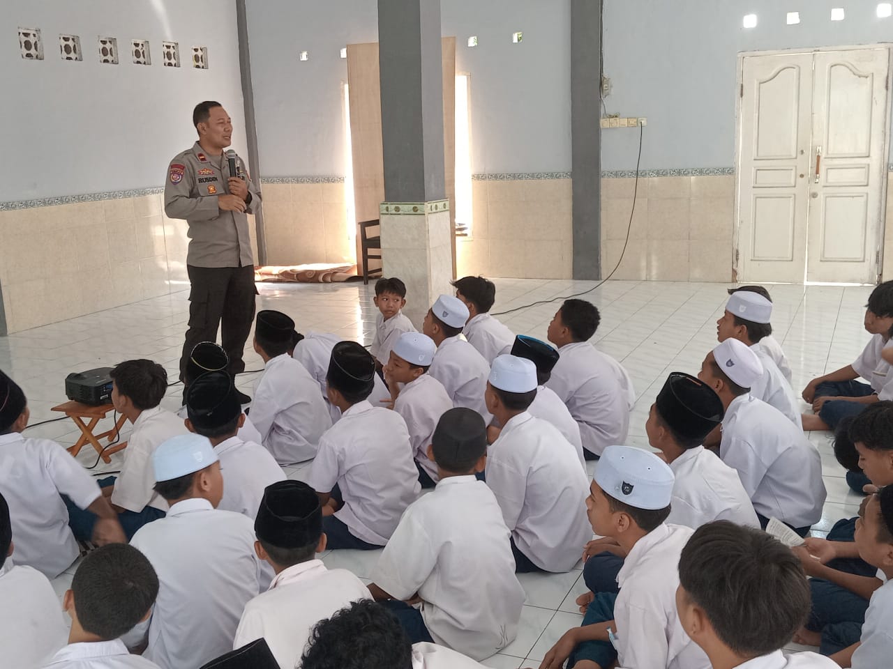 Polres Lombok Barat Edukasi Siswa MA-MTs soal Bahaya Bullying dan Narkoba