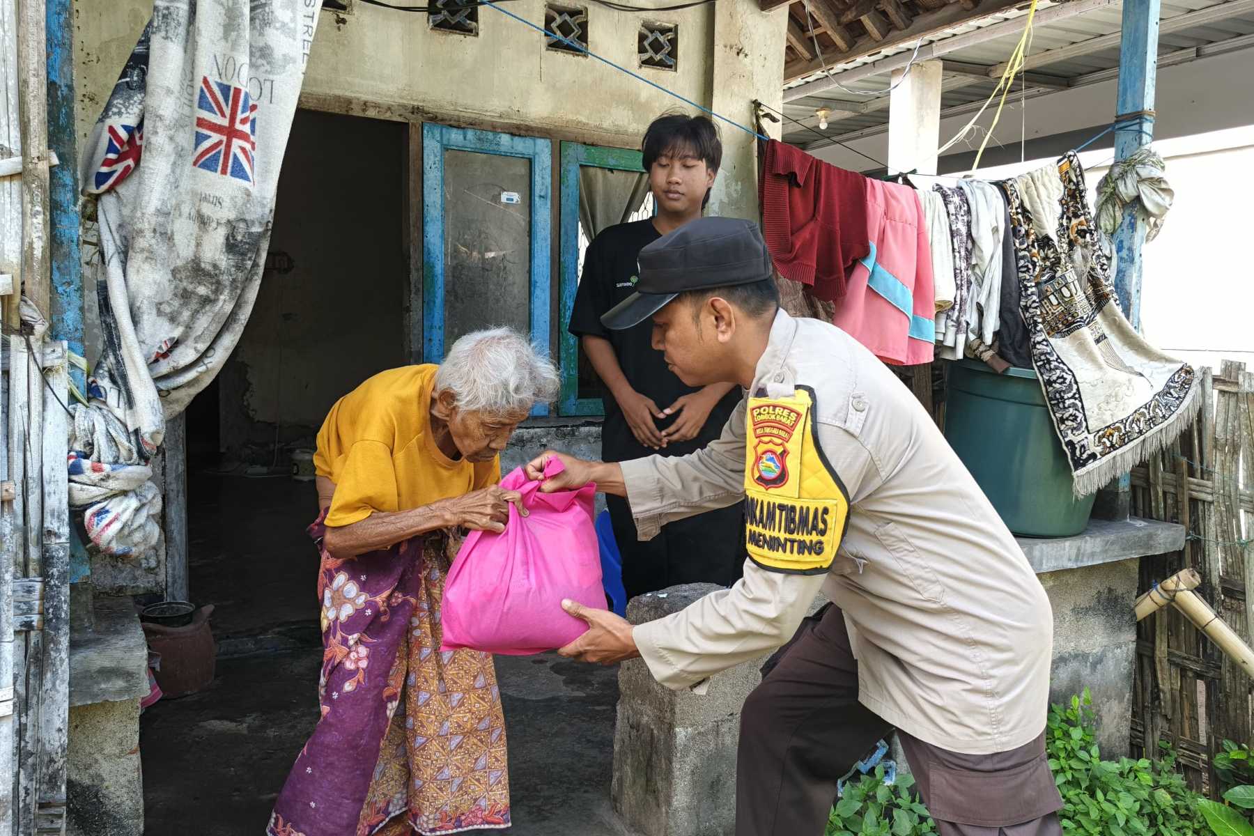 Polsek Batulayar Salurkan Bantuan Gizi Lewat Program 'Nutrisi Mantap'