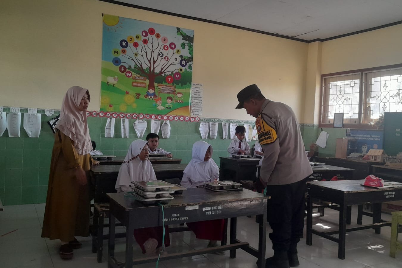 Polsek Gerung Kawal Program Makanan Bergizi Gratis di Dua SD