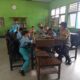 Polsek Gerung Kawal Pembagian Makanan Bergizi di Dua SD Dasan Tapen