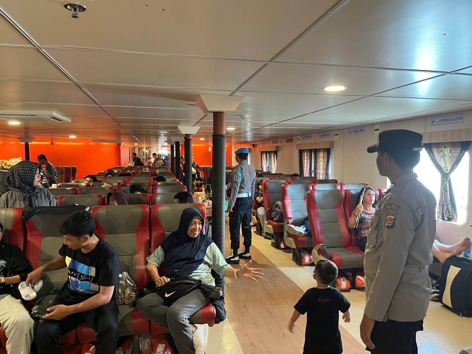 Polsek Kawasan Pelabuhan Lembar Kawal Ketat Pemuatan Kapal, Antisipasi Gangguan Keamanan dan Premanisme