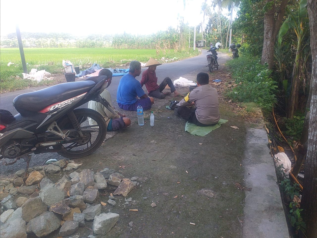 Polsek Kuripan Dukung Ketahanan Pangan dengan Kunjungan ke Petani Desa Jagaraga