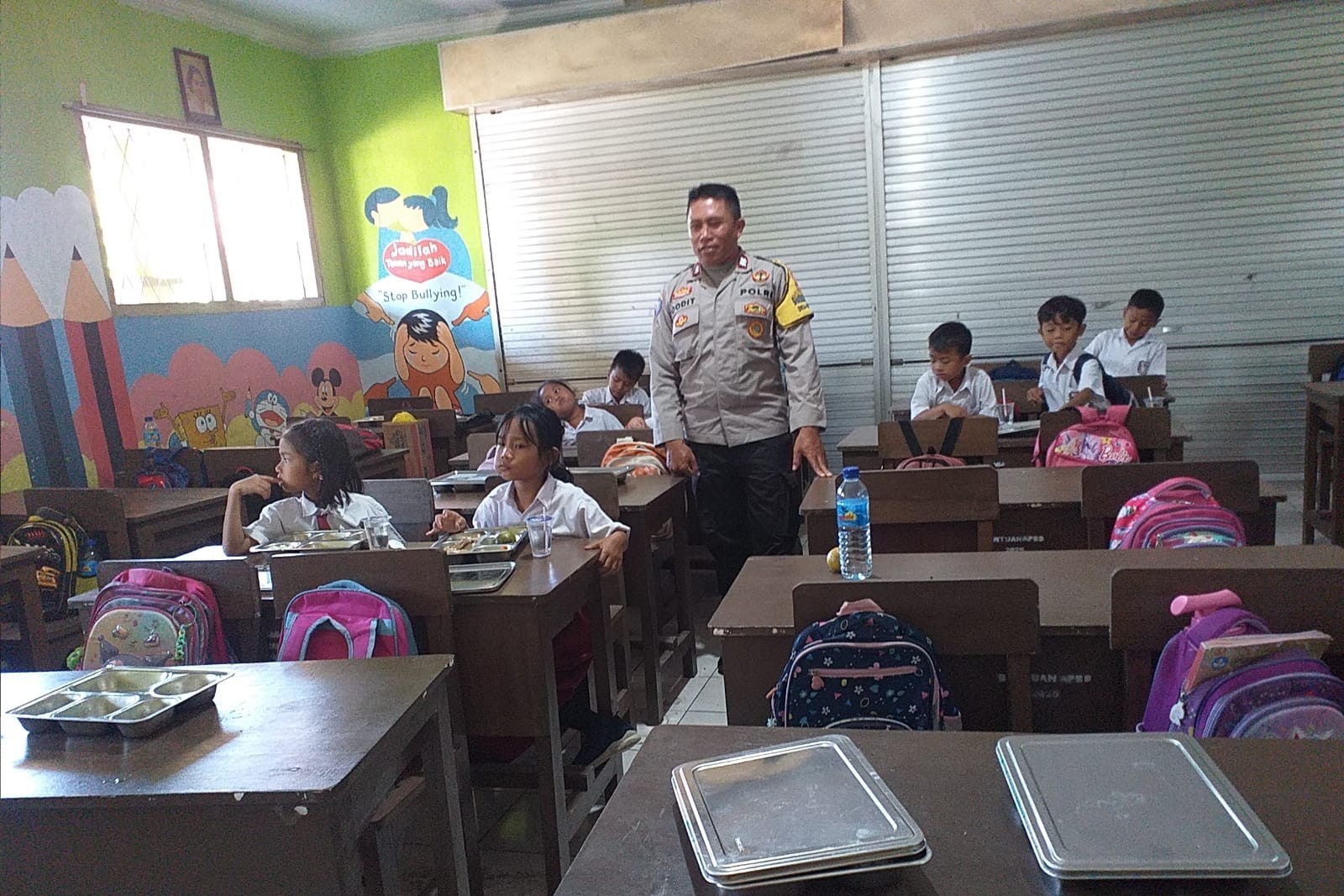 Polsek Kuripan Kawal Ketat Penyaluran Makan Bergizi Gratis Perdana di Lombok Barat