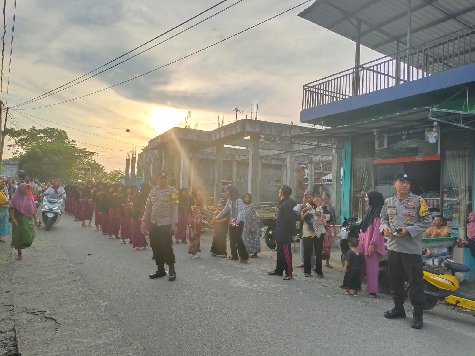 Polsek Lembar Kawal Ketat Tradisi Adat Nyongkolan, Pastikan Keamanan dan Ketertiban Terjaga