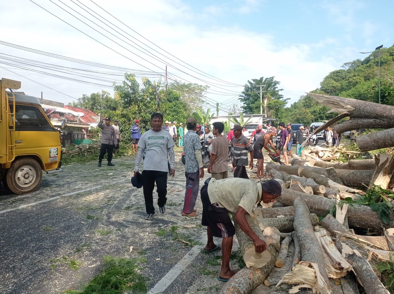 Polsek Lembar Amankan Pemangkasan Pohon di Jalan Utama Desa Lembar Selatan