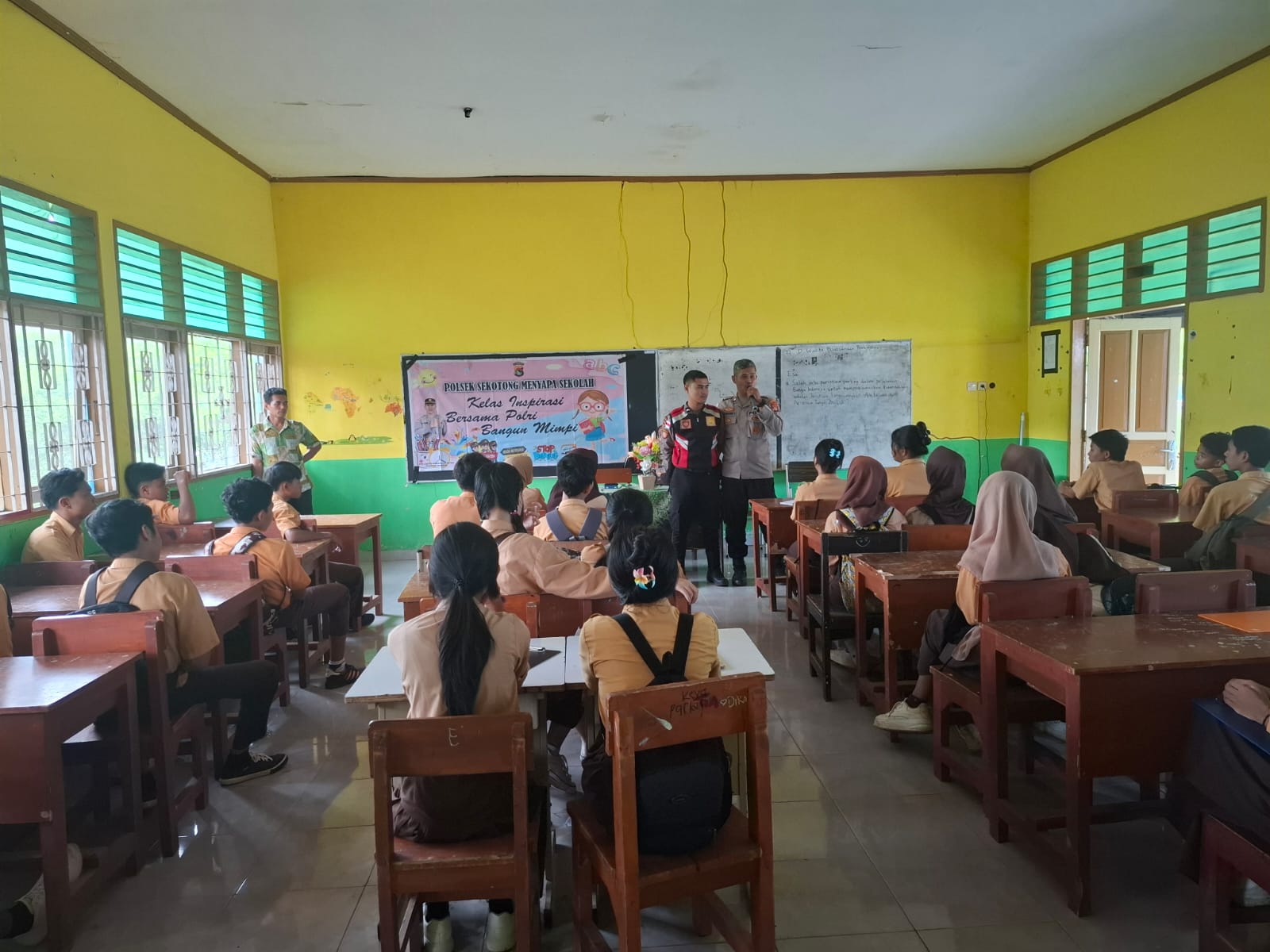 Polsek Sekotong Edukasi Siswa SMP soal Bullying dan Narkoba