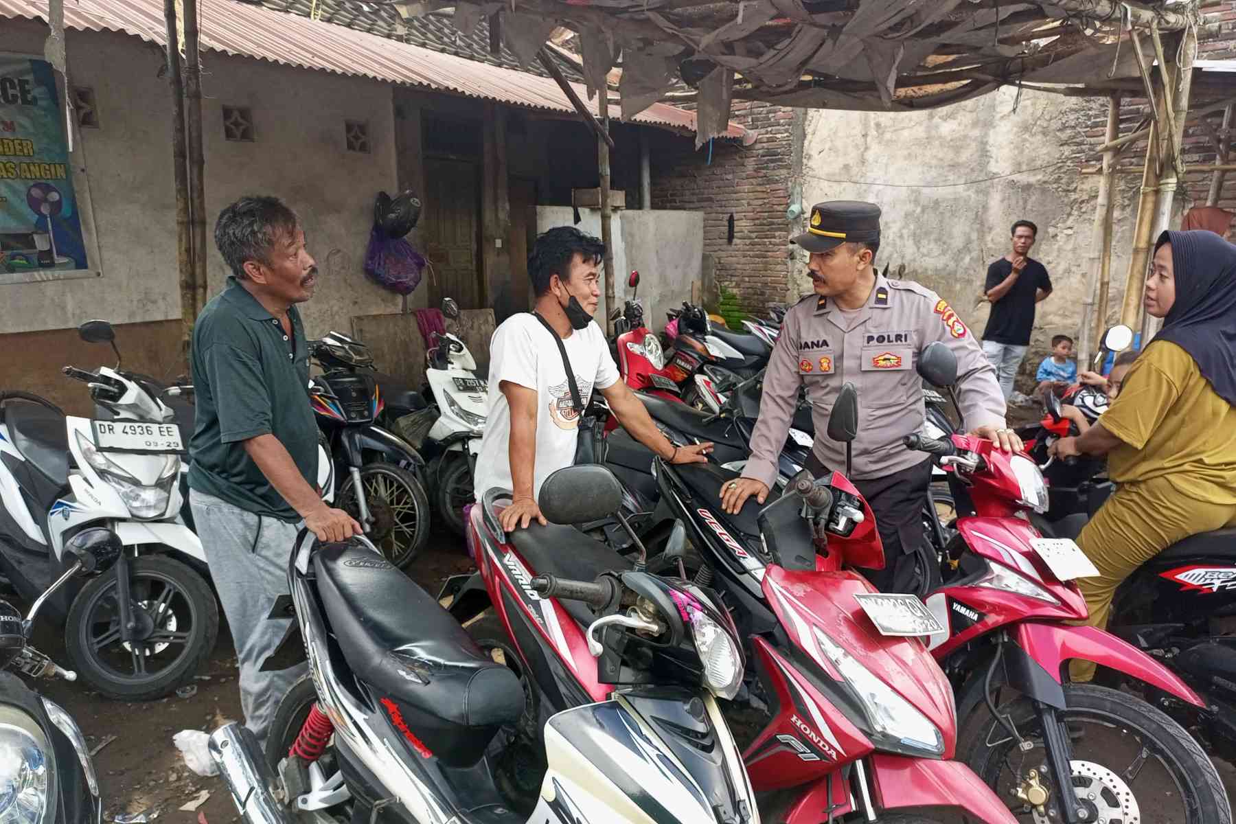 Sat Binmas Polres Lombok Barat Gelar Bintek untuk Warga Pasar