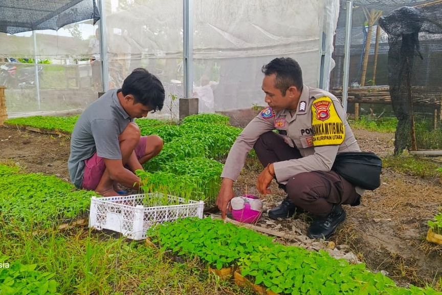 Polsek Kuripan Dorong Warga Manfaatkan Lahan untuk Ketahanan Pangan