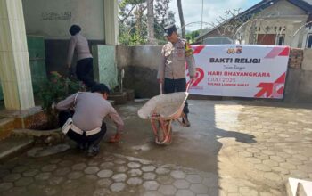 Gotong Royong Polsek Sekotong dan Warga Warnai Hari Bhayangkara ke-79