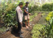 Bhabinkamtibmas Banyumulek Edukasi Warga Soal Kebun Pekarangan