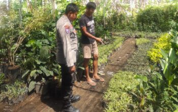 Bhabinkamtibmas Banyumulek Edukasi Warga Soal Kebun Pekarangan