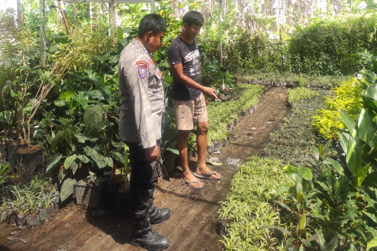 Bhabinkamtibmas Banyumulek Edukasi Warga Soal Kebun Pekarangan