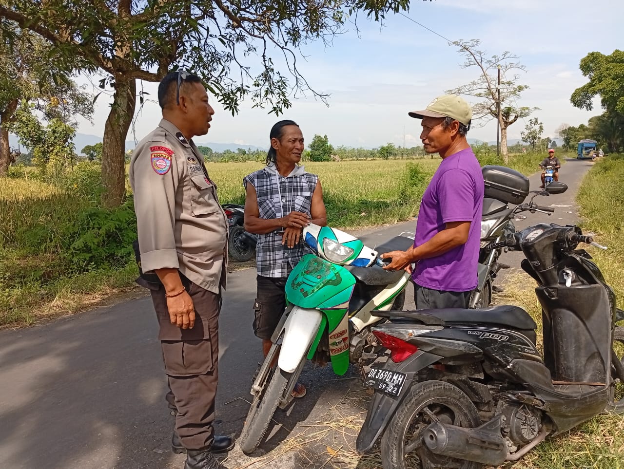 Bhabinkamtibmas Desa Merembu Gencarkan Program Ketahanan Pangan Nasional