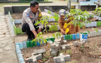 Bhabinkamtibmas Lembar Selatan Dorong Warga Kelola Lahan Pekarangan